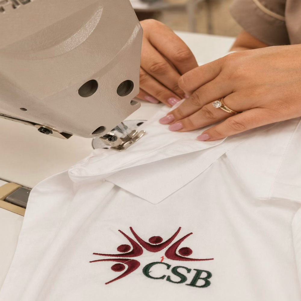 Mașini de cusut industriale folosite în producția de uniforme
